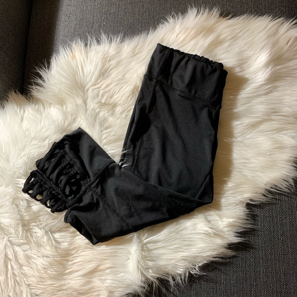 Cropped black leggings with lattice style hem